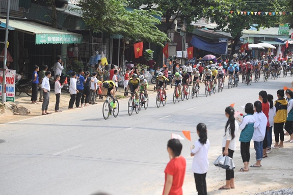 Đông đảo học sinh, người dân chào đón đoàn đua. Ảnh: TRỌNG HẢI.